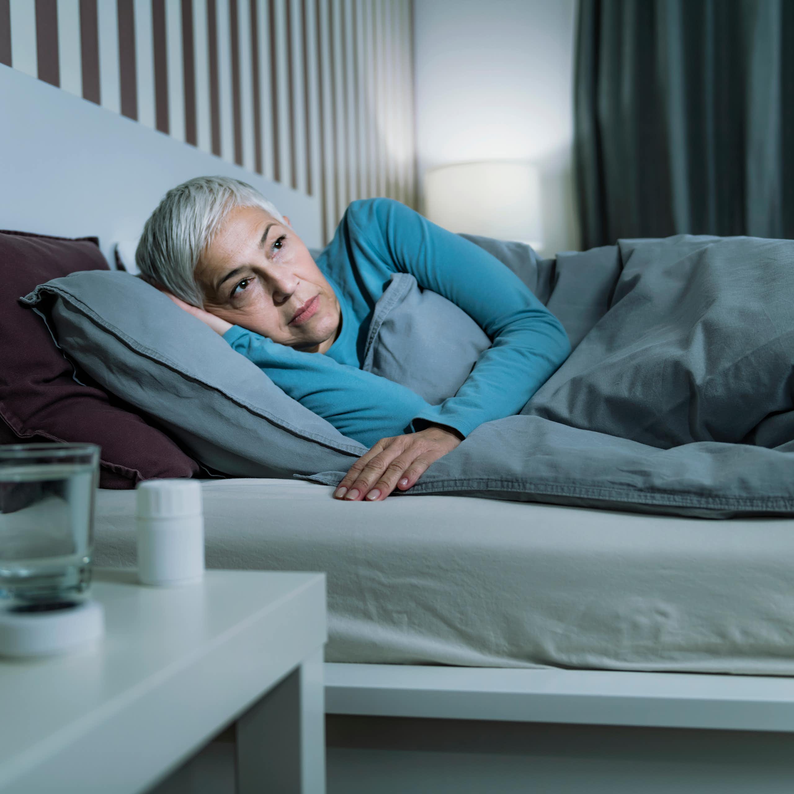 Una mujer en la cama con los ojos abiertos